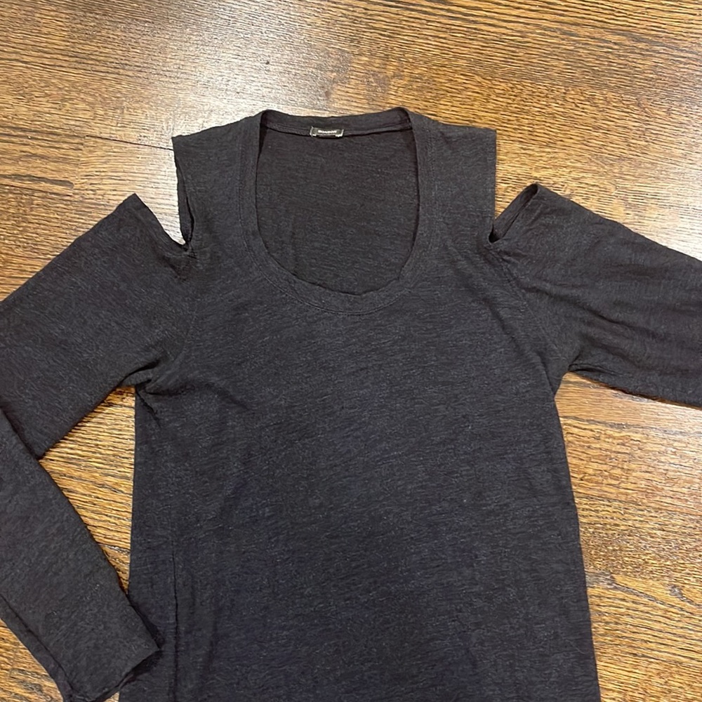 Monrow Cold Shoulder Top - Picture 2 of 5